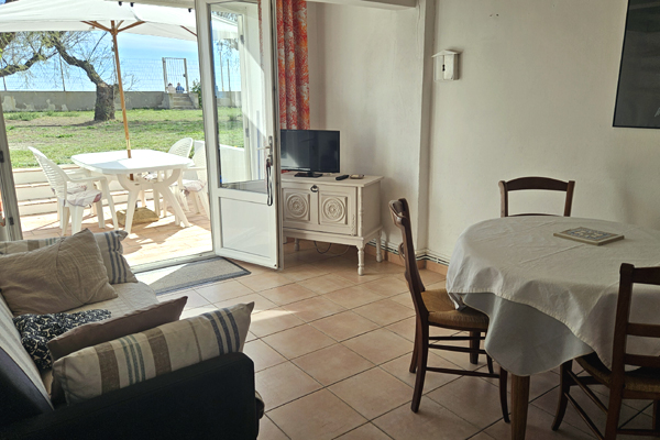 Salon et terrasse de l'appartement saintois