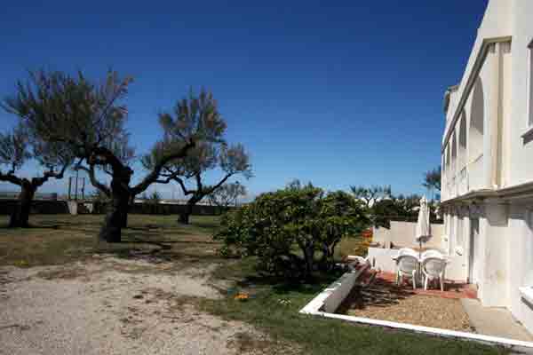 Terrasse et cour de la résidence saintoise