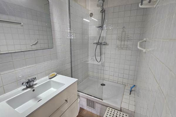 Salle d'eau de l'appartement saintois